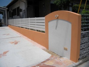 塗り壁はホワイトとピンク寄りのオレンジのツートン