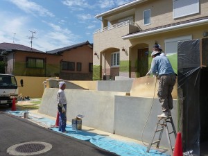 リシン吹付け塗装中