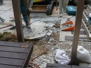 既存の土間コンクリートを解体中