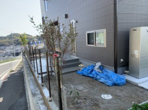 目隠しフェンス工事中