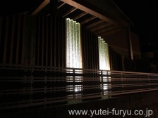 1228_2 光と気泡が織りなす神秘的な夜。ZEROのガラス角柱「INGOT(インゴット)」が魅せる目隠し