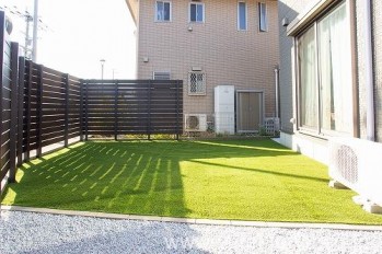 目隠しフェンスと人工芝