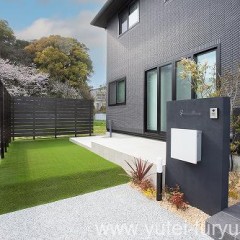 新築外構施工例　モノトーンに「自然の抜け感」を加える