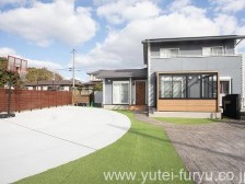 1422_1 バスケットボールが出来る庭