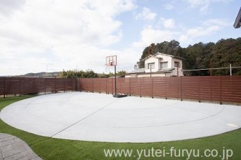 バスケットボールが出来る庭