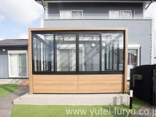 1422_3 LIXIL ガーデンルームGF ブラック×チェリーウッド。屋内と屋外がシームレスに繋がる