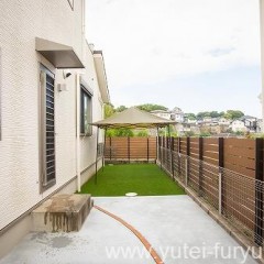 コンクリート舗装と人工芝