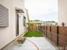 コンクリート舗装と人工芝