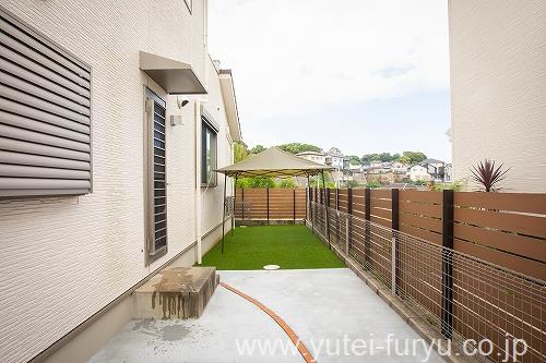 コンクリート舗装と人工芝