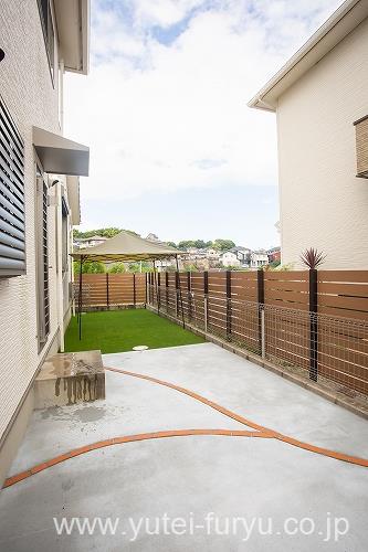 コンクリート舗装と人工芝