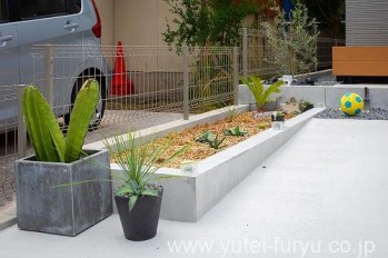 無機質がおしゃれな花壇