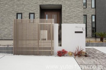 1443_3 オリジナルガラスの透明感が魅せる門袖と、機能美豊かなスタンプコンクリートの新築外構