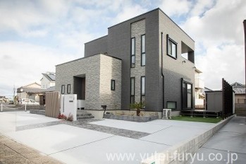 1443_4 オリジナルガラスの透明感が魅せる門袖と、機能美豊かなスタンプコンクリートの新築外構