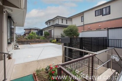 1446_3 土を無くしてお手入れラクに。コンクリート刷毛引きと洗い出しのシンプル舗装