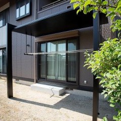 アルミ屋根が魅せる洗練された庇美。YKK AP「プレーンルーフ」で作る上質な物干しスペース