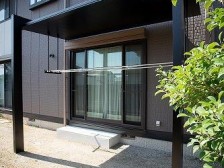 アルミ屋根が魅せる洗練された庇美。YKK AP「プレーンルーフ」で作る上質な物干しスペース