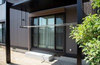 1448_1 アルミ屋根が魅せる洗練された庇美。YKK AP「プレーンルーフ」で作る上質な物干しスペース