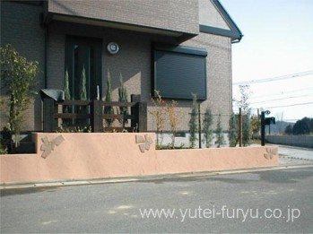 ピンクの塗壁を使った甘すぎない外構