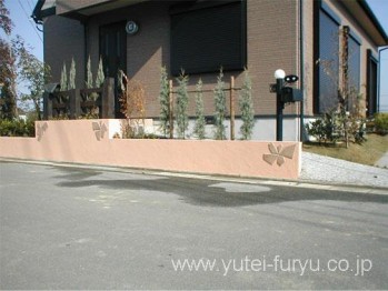 ピンクの塗壁を使った甘すぎない外構