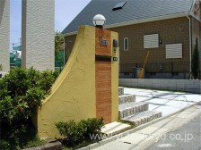 塗り壁2色使いの門袖