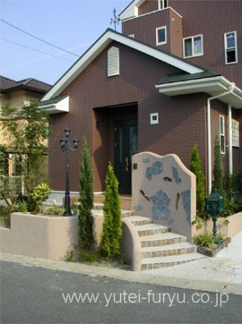 曲線が印象的なデザイン門袖