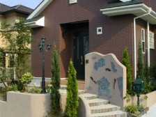 曲線が印象的なデザイン門袖