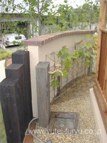 枕木の立水栓