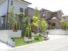 39_1 法面にデザイン壁がアクセントの新築外構