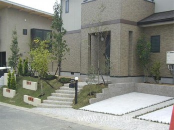 法面にデザイン壁がアクセントの新築外構