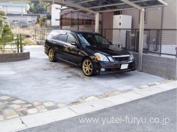 土間コンクリートとアンティークレンガを使った駐車スペース