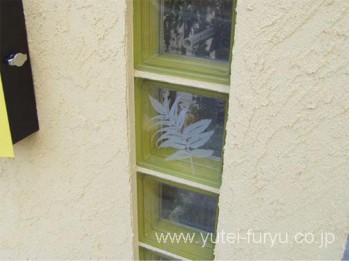 ガラスブロックに葉っぱをサンドブラストした施工写真