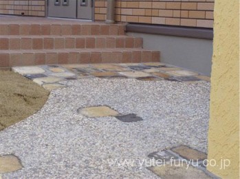 洗い出しとアンティークレンガを使ったアプローチ