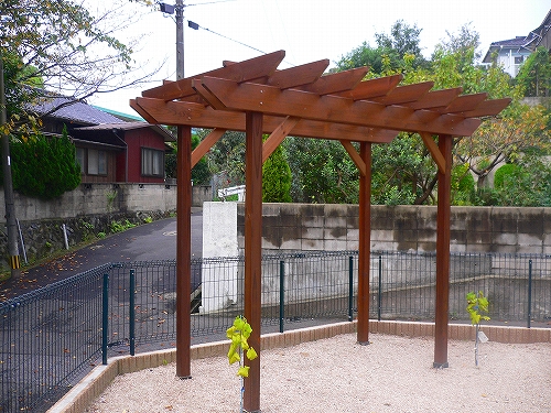 木製パーゴラと耐火レンガのバーベキュー炉 福岡 北九州 エクステリア 外構 庭のデザイン 遊庭風流