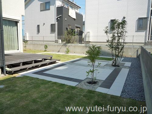 モノトーンなイメージのタイルテラスと芝の映える庭 福岡 北九州 エクステリア 外構 庭のデザイン 遊庭風流
