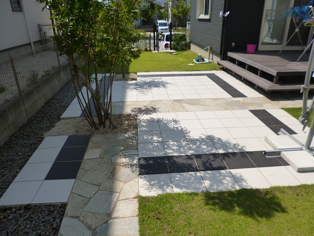 モノトーンなイメージのタイルテラスと芝の映える庭 福岡 北九州 エクステリア 外構 庭のデザイン 遊庭風流
